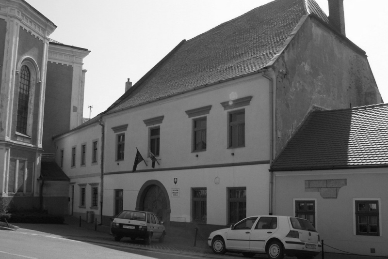 Obnova a nadstavba historickej radnice v Modre